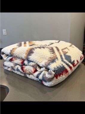 Pendleton King Size Sherpa Fleece Blanket from Costco